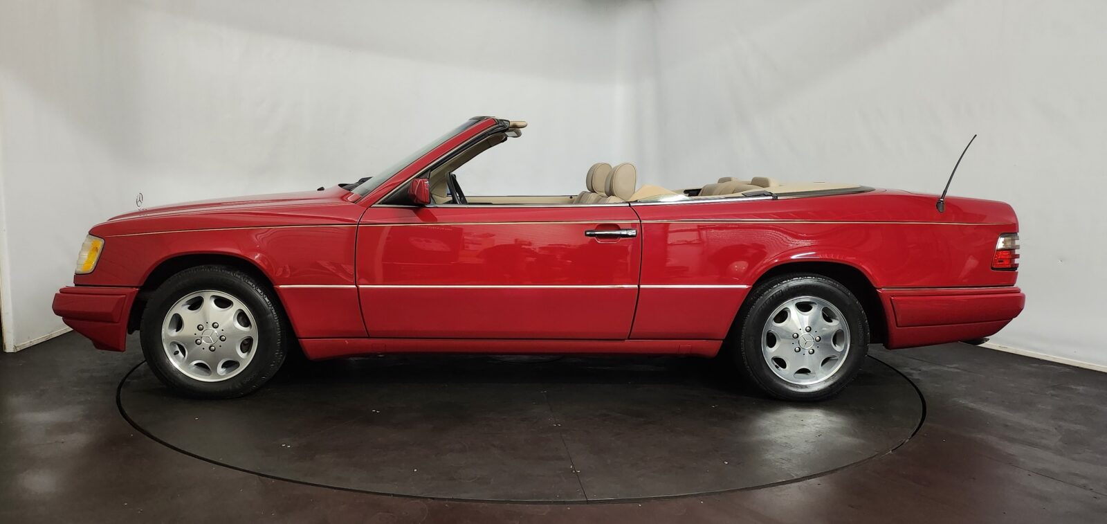 Mercedes E 320 cabriolet Année 1995 voiture de collection à vendre